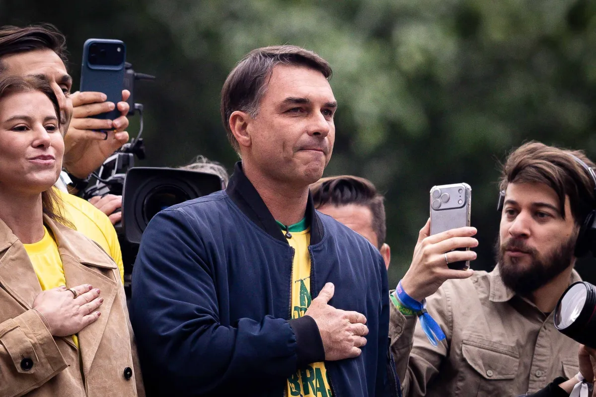Equipe de Flávio Bolsonaro processa Lula no TSE por suposto uso da máquina pública